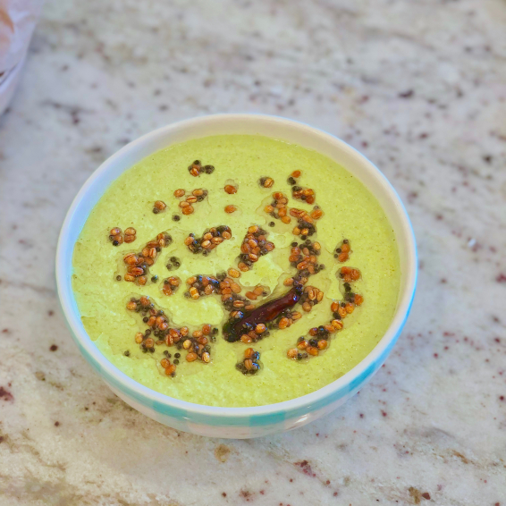 Karuvepilai/Thenga (Curry Leaf/Coconut) Chutney and Idli