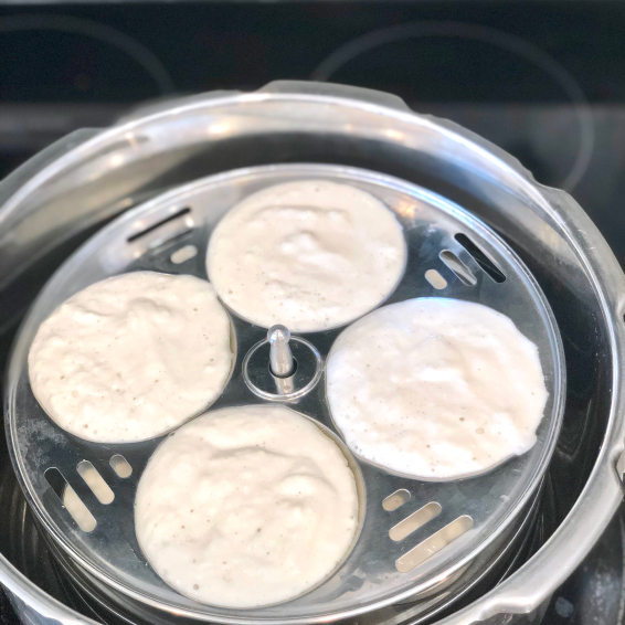 Karuvepilai/Thenga (Curry Leaf/Coconut) Chutney and Idli