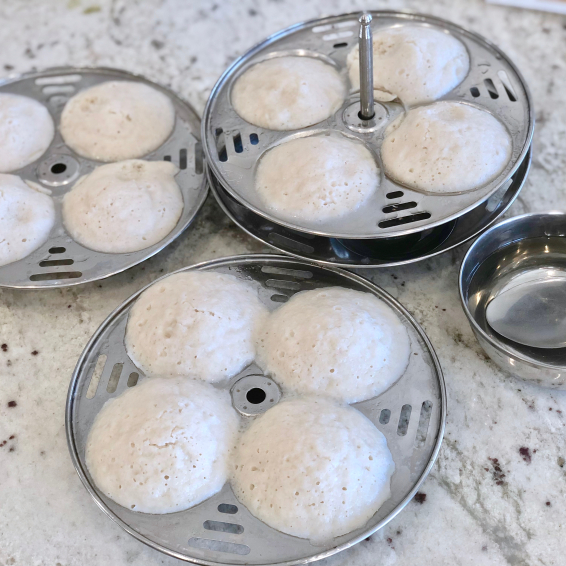 Karuvepilai/Thenga (Curry Leaf/Coconut) Chutney and Idli