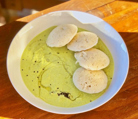 Karuvepilai/Thenga (Curry Leaf/Coconut) Chutney and Idli