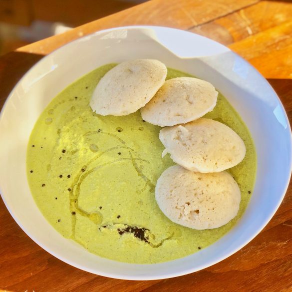 Karuvepilai/Thenga (Curry Leaf/Coconut) Chutney and Idli