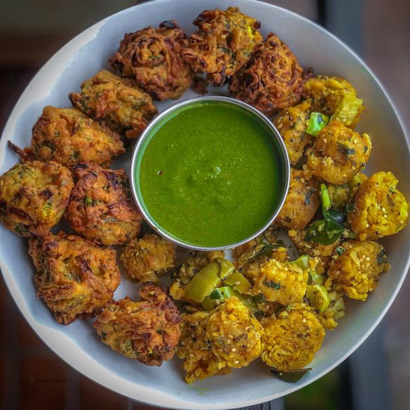 Onion and Spinach Pakoda w/Mint-Ginger Chutney